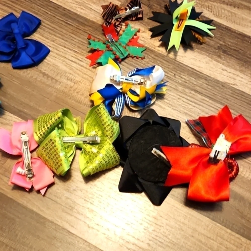 HAIRBOWS 22 Little Girls' Clip Hairbows. Several Have Ouchless Covered Clip.